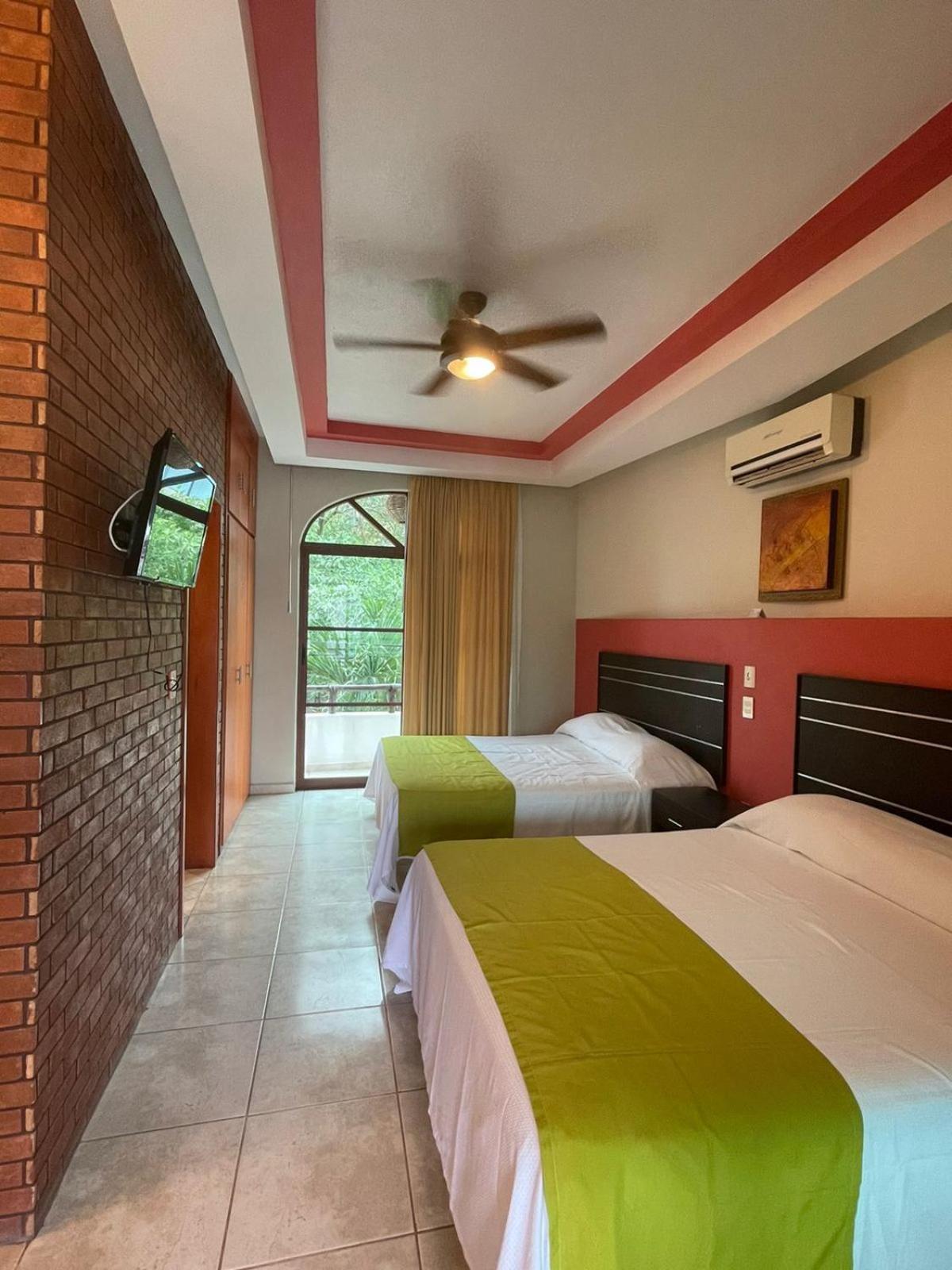 Hotel Y Suites Los Encantos Саюлита Экстерьер фото