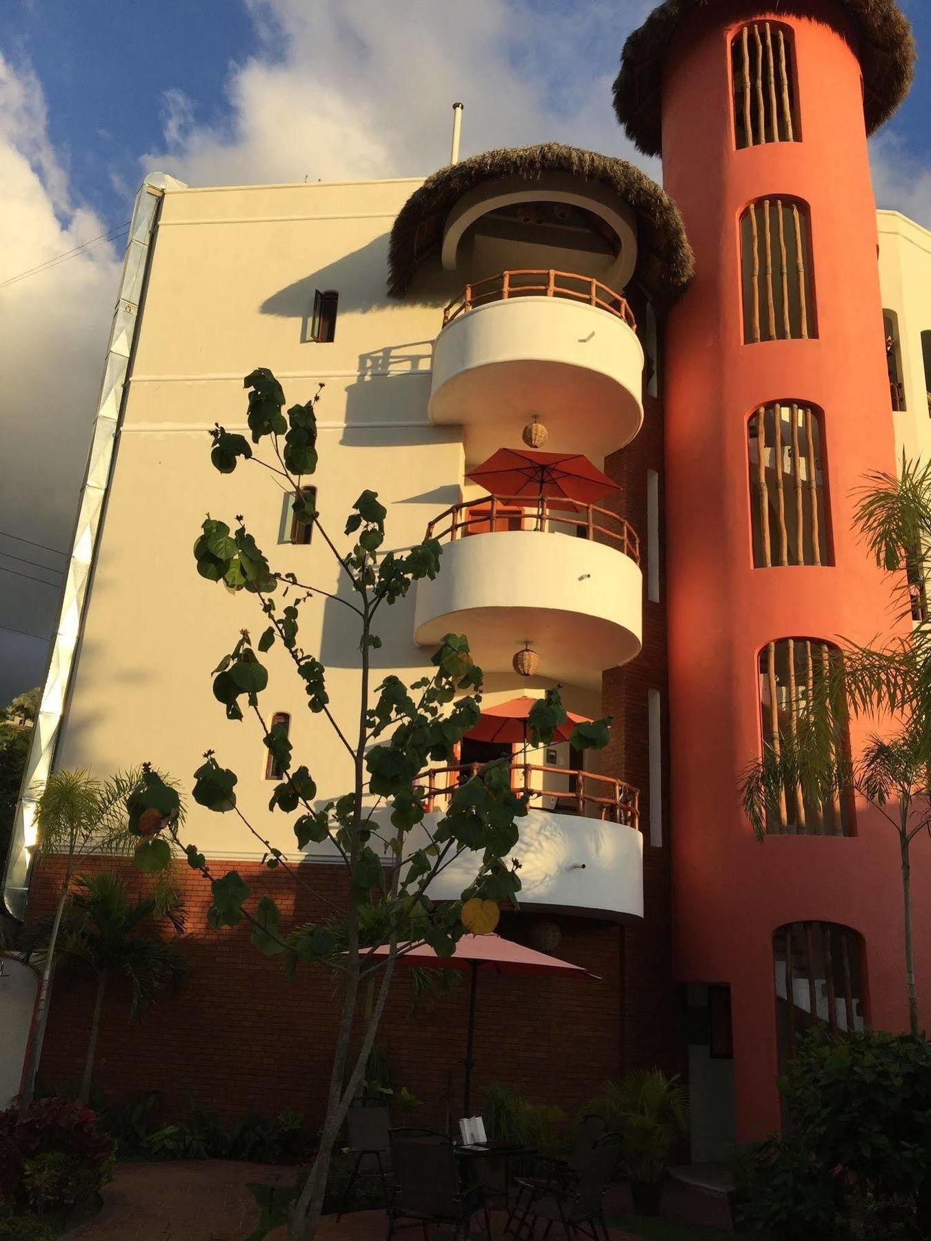 Hotel Y Suites Los Encantos Саюлита Экстерьер фото