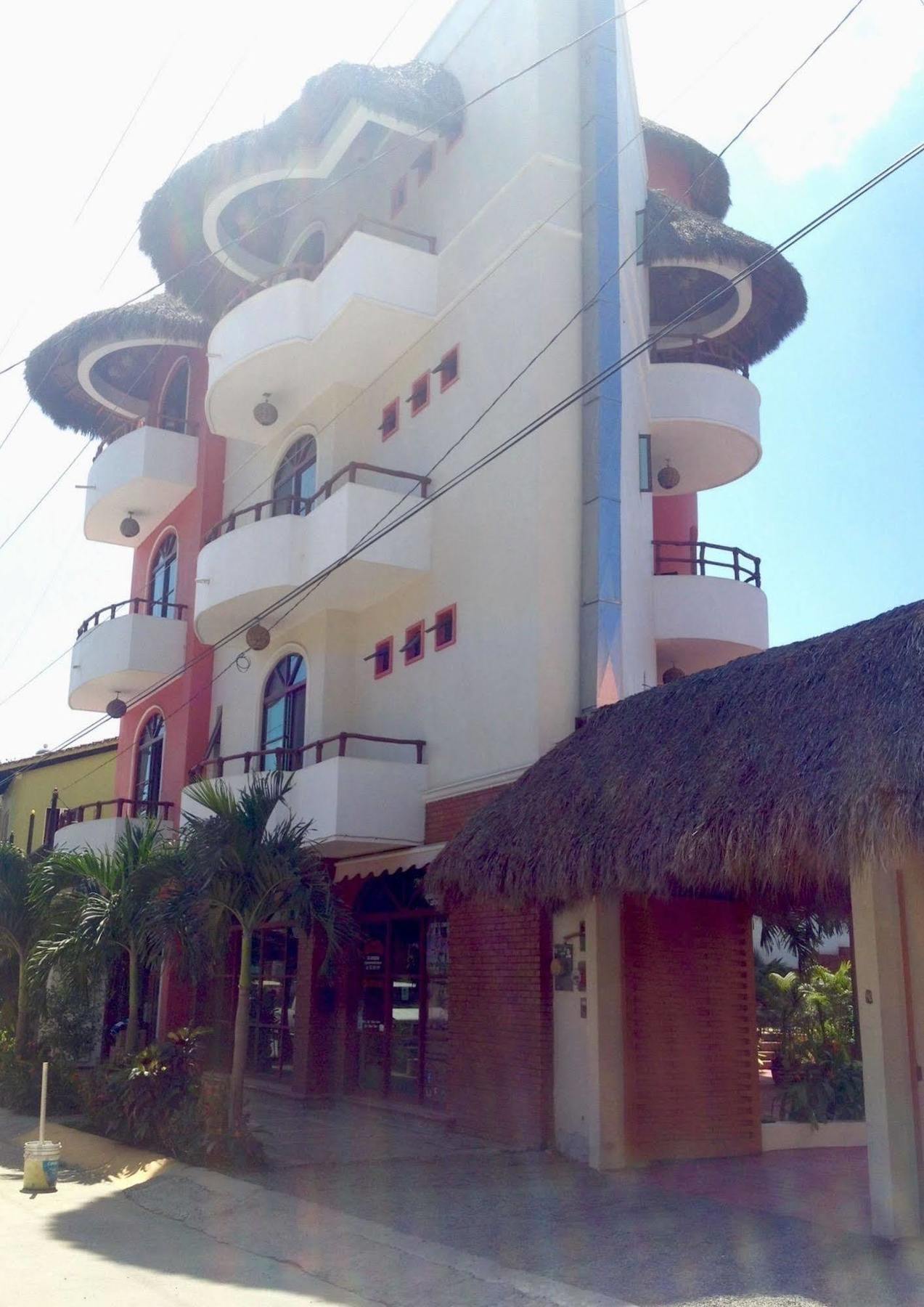 Hotel Y Suites Los Encantos Саюлита Экстерьер фото