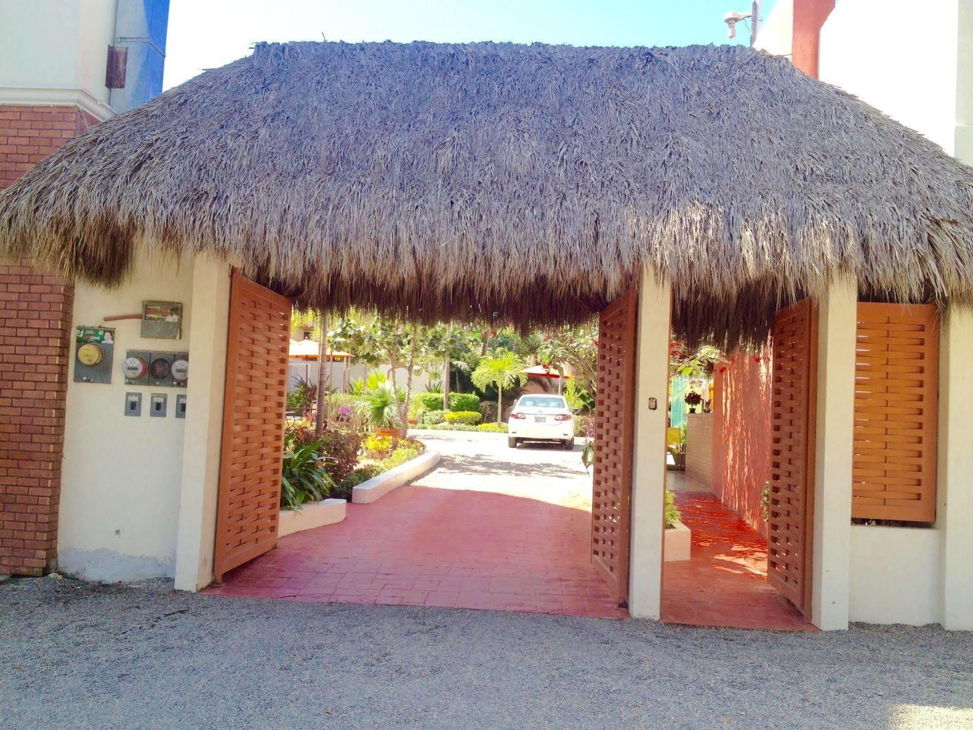Hotel Y Suites Los Encantos Саюлита Экстерьер фото